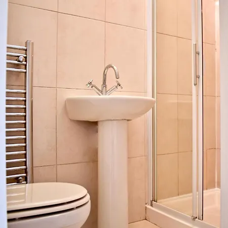 Spacious 3 Bedroom House In Ballsbridge *